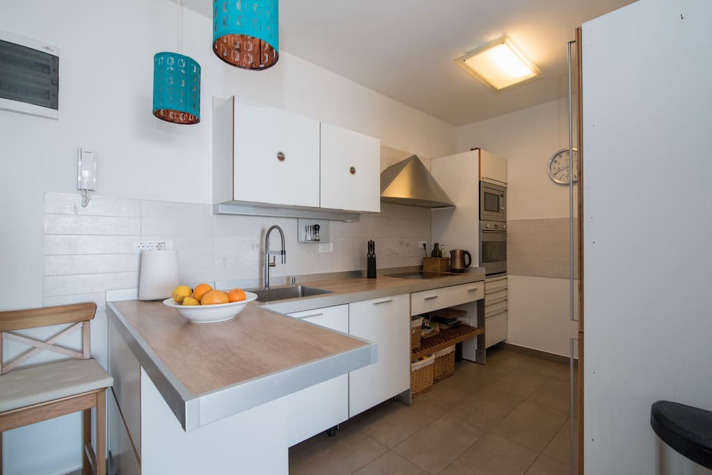 Modern and fully equipped kitchen