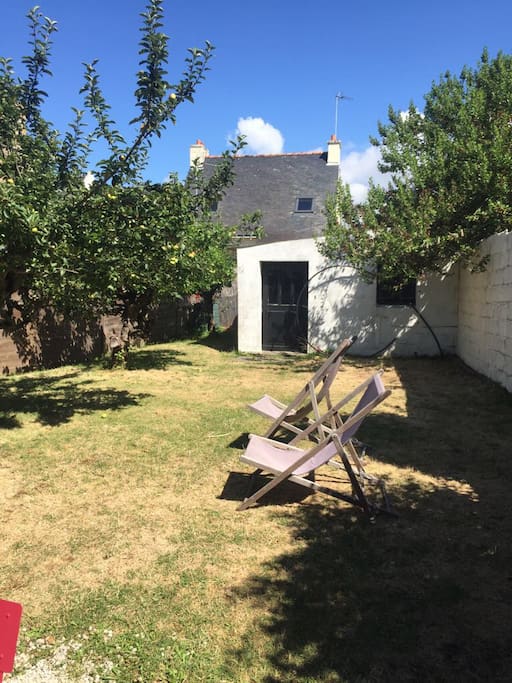 Jardin et ses pommiers. Une pièce du cabanon est accessible pour stocker vos vélos, ... (mobilier de jardin, parasol et barbecue fournis)