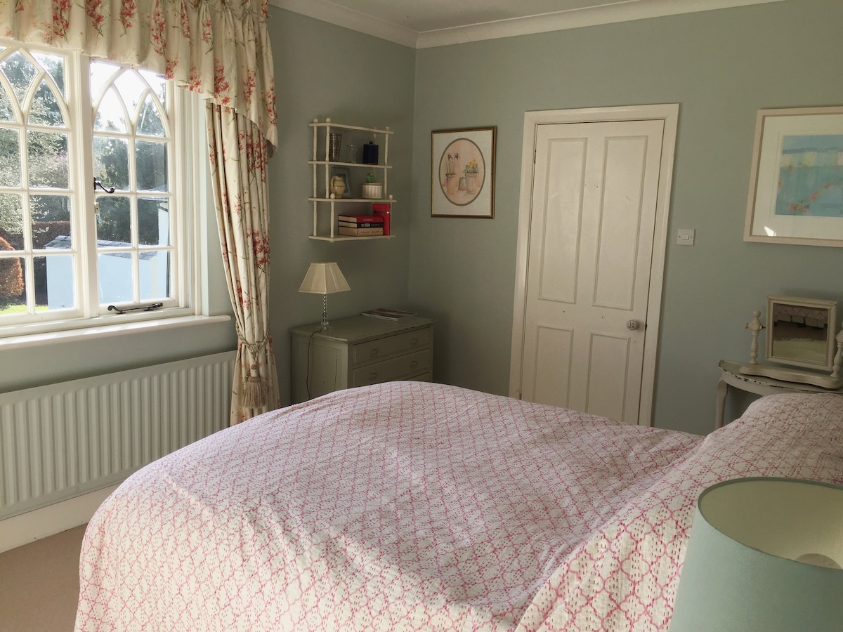 Стая с двойно легло – с изглед към градината и легло с размер King size