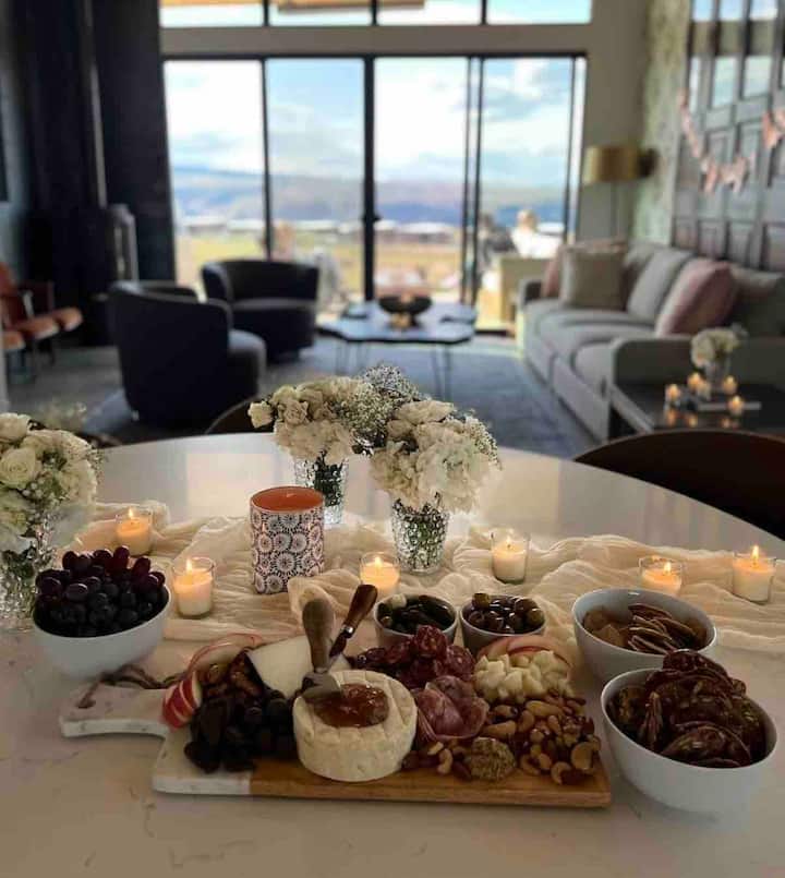 Boutique Experience with HOT TUB and EPIC views Houses for Rent in