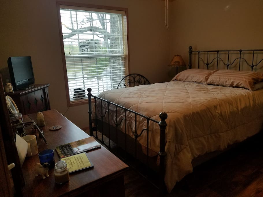 Queen bed with lake front view.