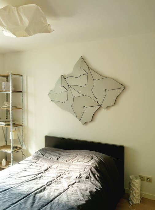 Chambre spacieuse avec balcon fleuri