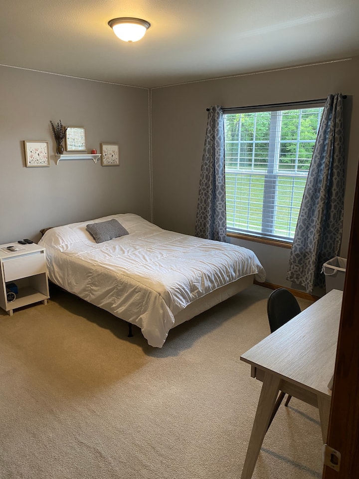 Spavaća soba na glavnom spratu (jedna od dvije na glavnom spratu)