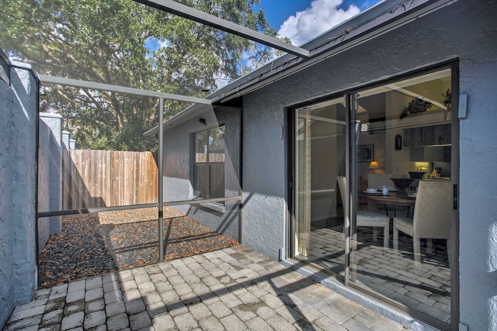 Enjoy the Sunshine State's prime weather on your screened-in lanai!