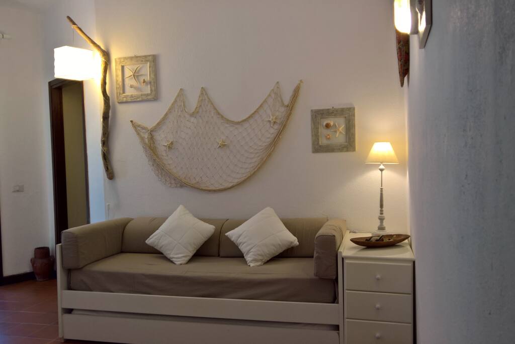 Sala con divano letto a 2 posti. Living room with double sofa bed