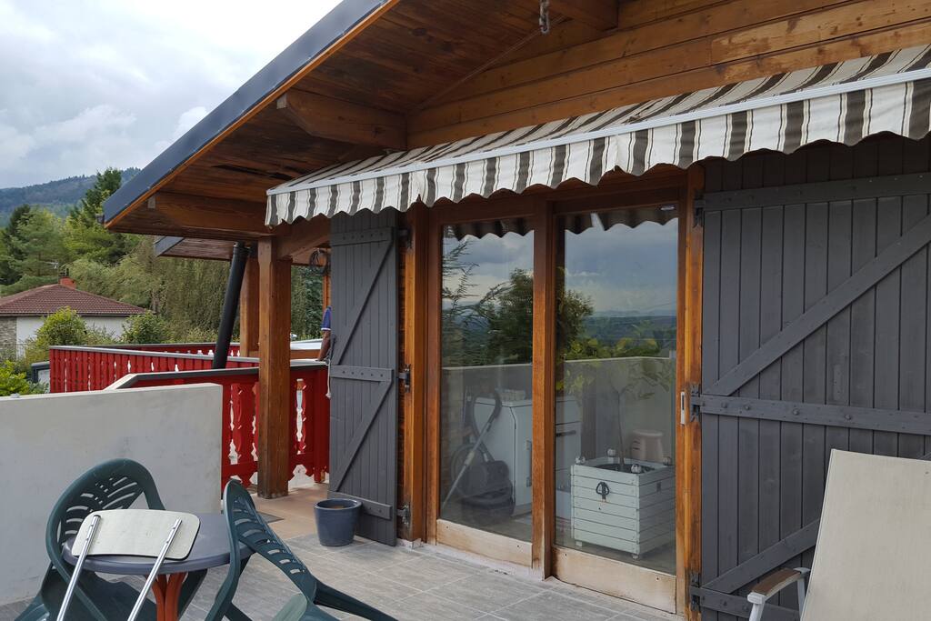 Terrasse côté cuisine plein Est avec le soleil du matin