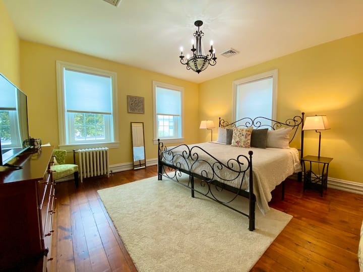 Primary Bedroom

Hybrid King Mattress 
Roku Television
Spacious Closet & Chest of Drawers
Iron/Ironing Board
Luggage Rack 

All Bedding Is Freshly Laundered In High Heat Prior to Each Reservation 


