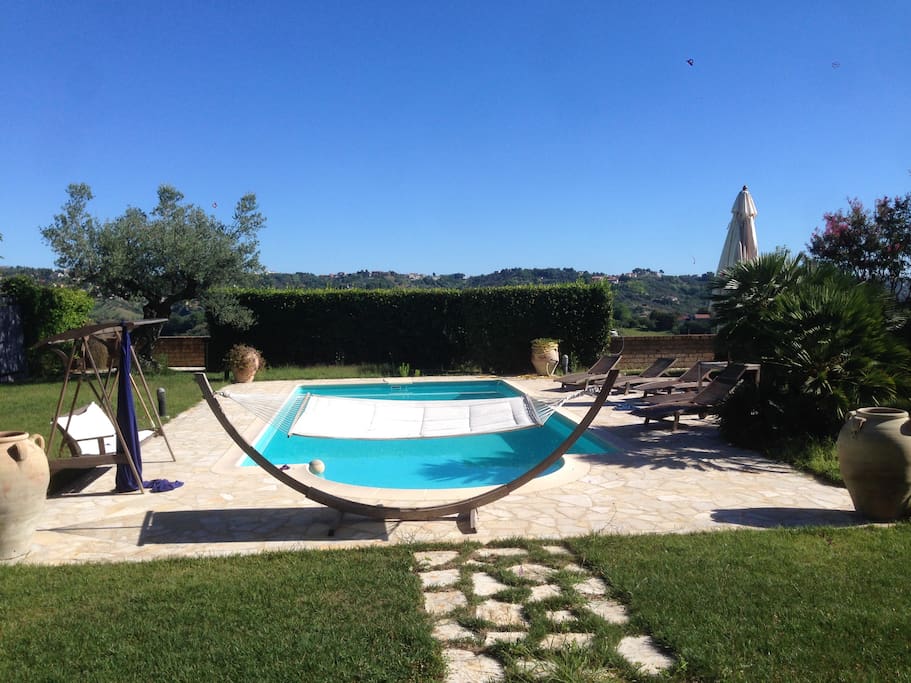 Rilassati a bordo piscina!
