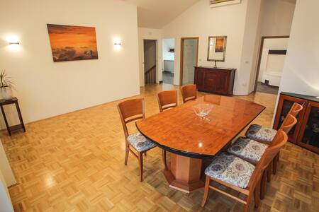 Spacious Central apartment, Terrace, Free parking