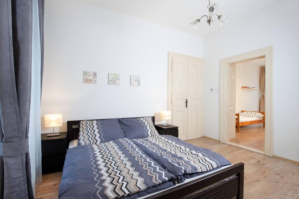 2bdr with queen sized bed.