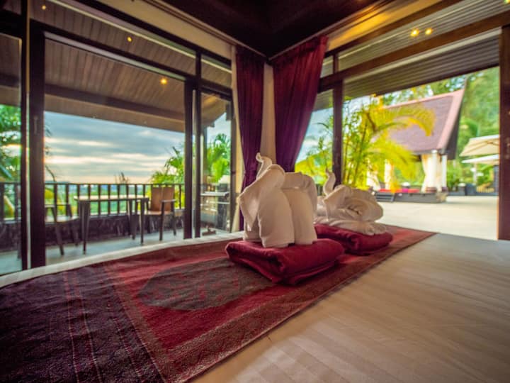 Dormitorio principal Quenn con cama tamaño king en suite, balcón privado con bonitas vistas.