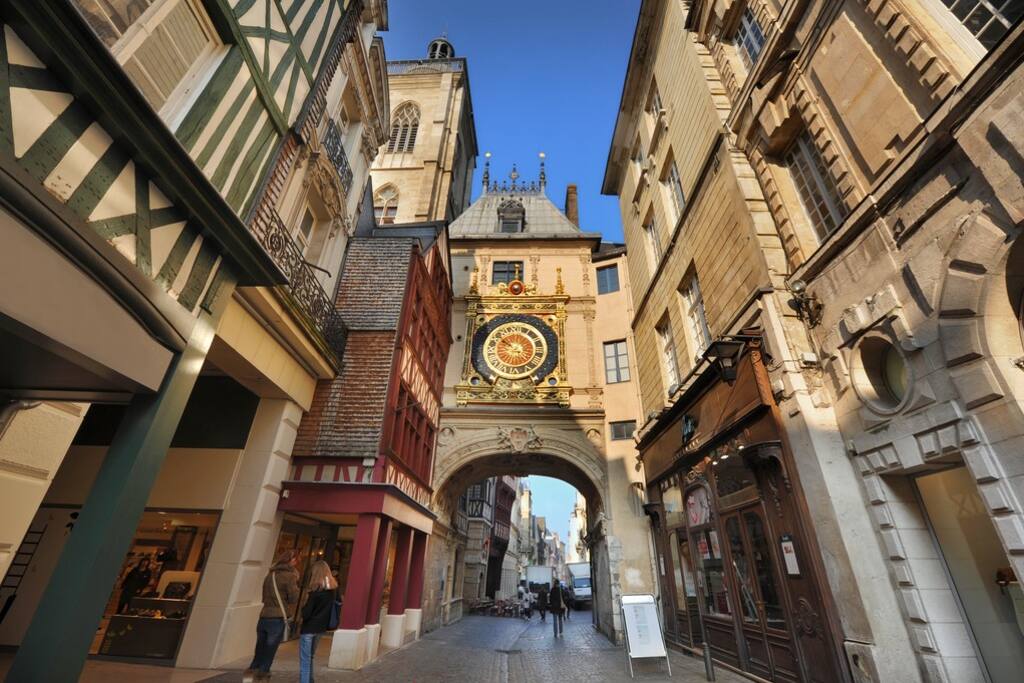 Le Gros Horloge et sa rue commerçante