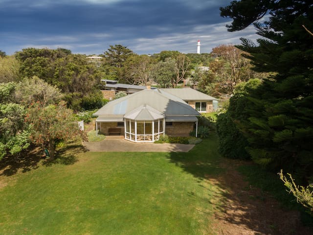 Spacious Beachside Sanctuary, walk 2 beach & shops