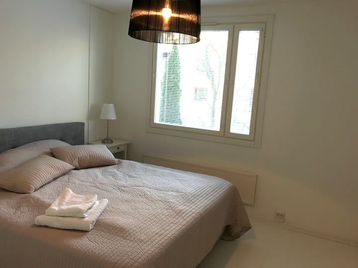 Главна спалня. Легло с широчина 180 см! Много място в стаята.