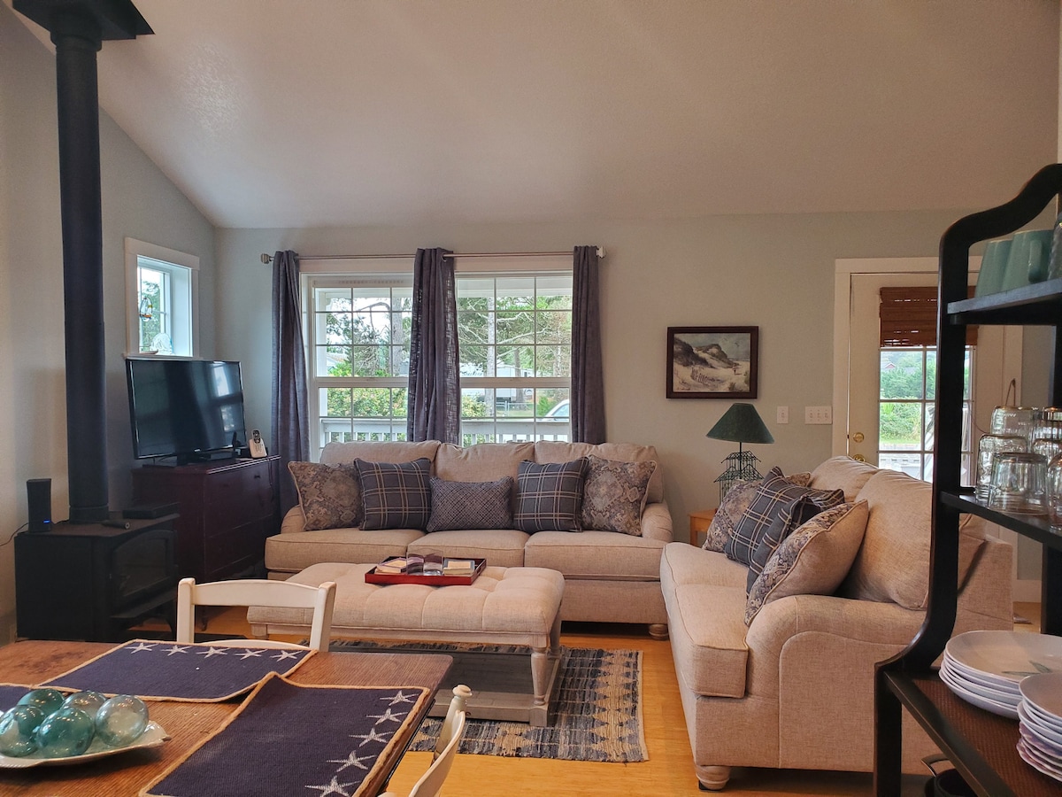 غرفة معيشة ؛ أريكة بسرير بحجم كبير مع مرتبة جل