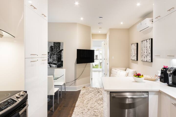 Luxuriate in the Cozy Apartment near Mount Royal gallery image 3