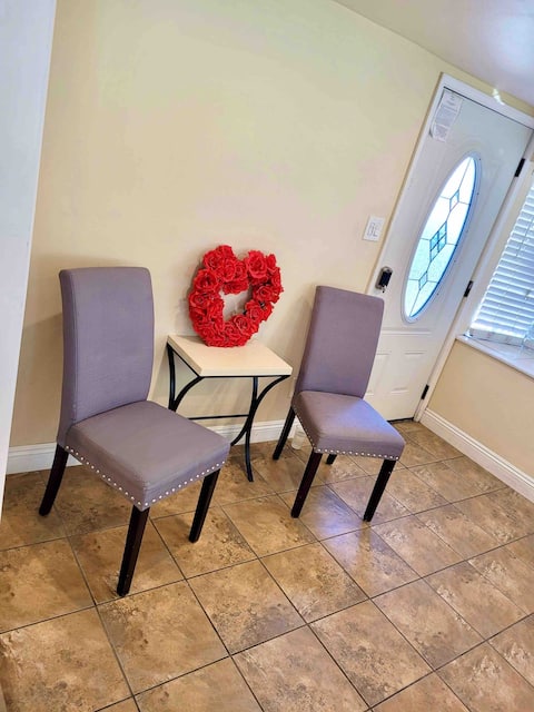 Cozy/Spacious, free parking, near it all