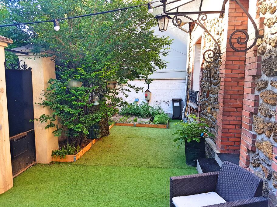 Jardin de la maison avec petit potager!