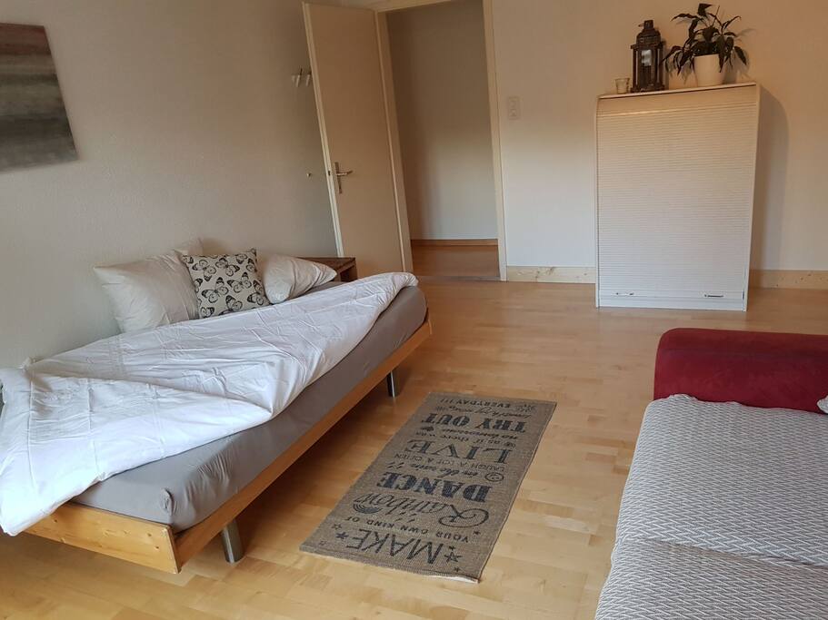 das Zimmer mit Bett, Sofa und Verstaumöglichkeit