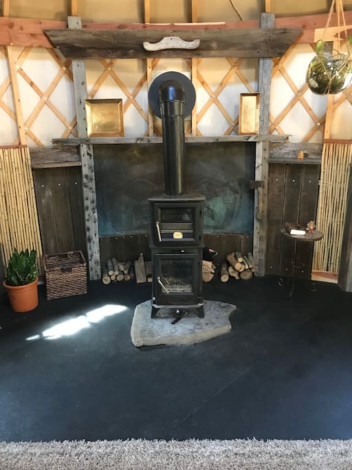 Wood stove and oven (great for warming cookies in the evening)!