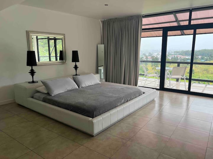 יחידת הורים 8 מיטת קינג סייז.  החדר הכי טוב בבית. 