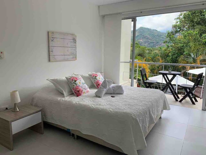 Нашите соби се дизајнирани така што нашите гости имаат пријатно искуство, оваа слика е од главната соба, балконот е приватен. Има вентилатор на таванот.