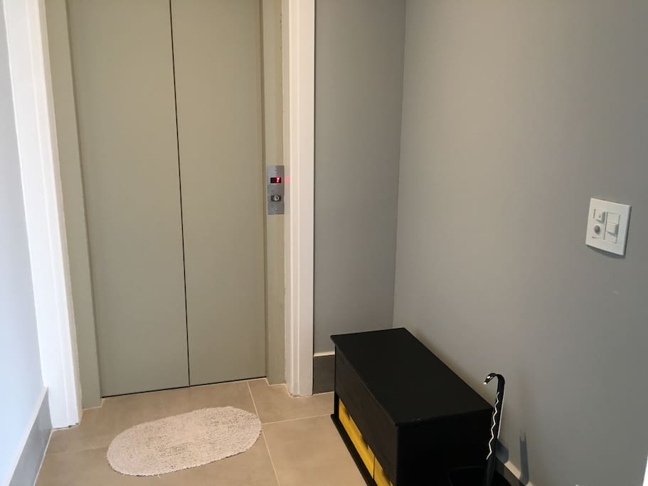 entrance lift/hall
