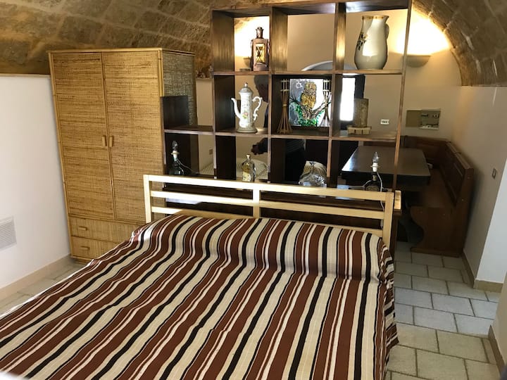 מיטת קווין סייז בחדר עם חבית גדולה