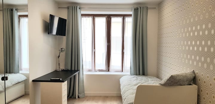 Studio Modern & Comfort Pontoise 200m from the train station