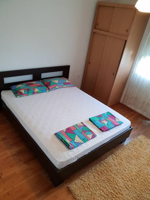 soba sa bracnim krevetom i jednim kaucem,izlaz na balkon sa klima uredjajem