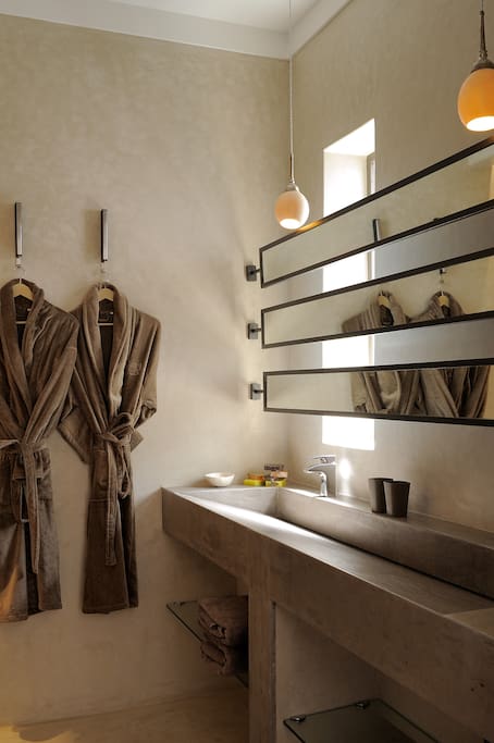 Salle bain avec double vasque, douche et WC