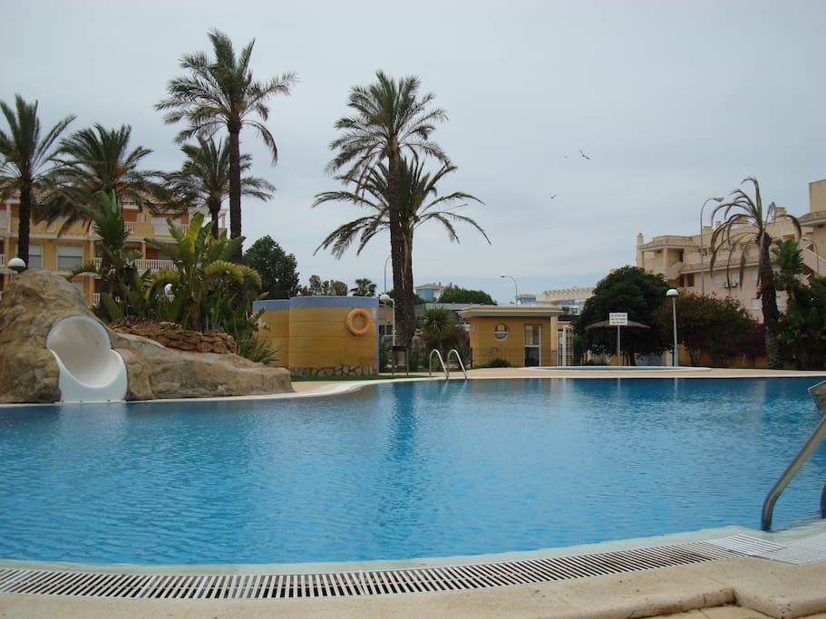 piscina con toboganes