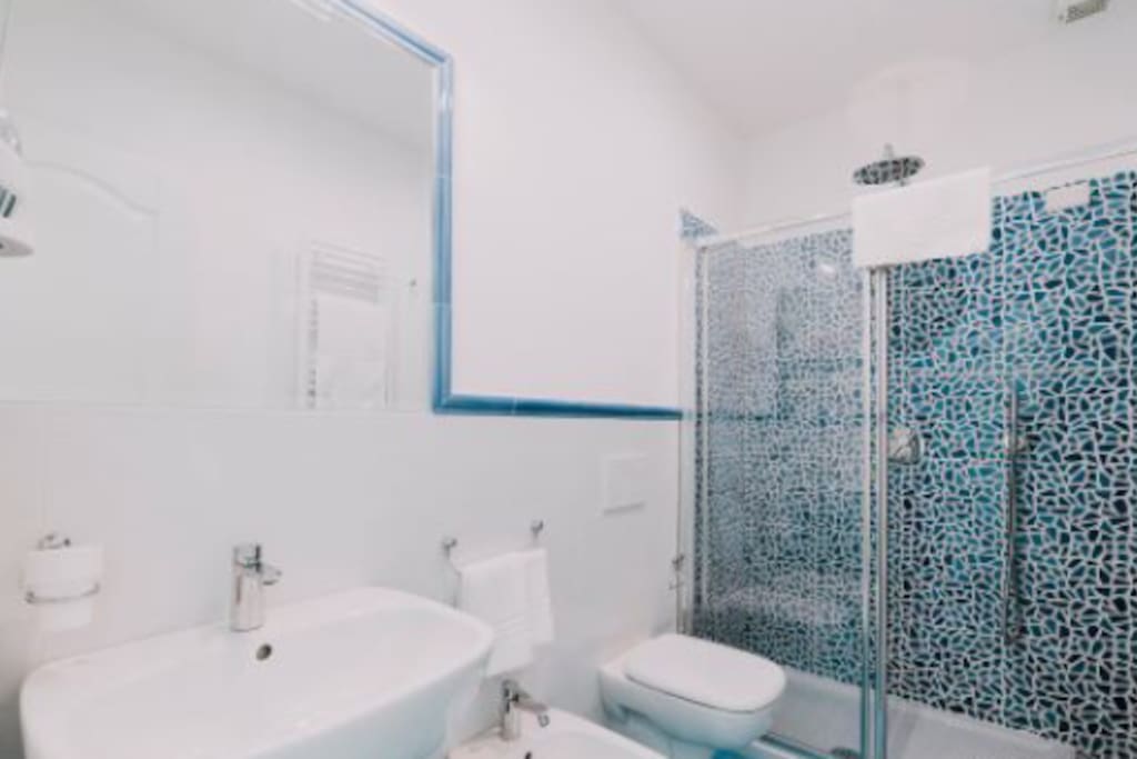 bagno arredato con asciugacapelli, set di cortesia e asciugamani complete