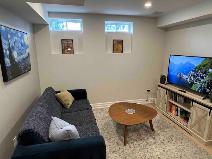 Modern 1br Suite W/ Parking - Newmarket