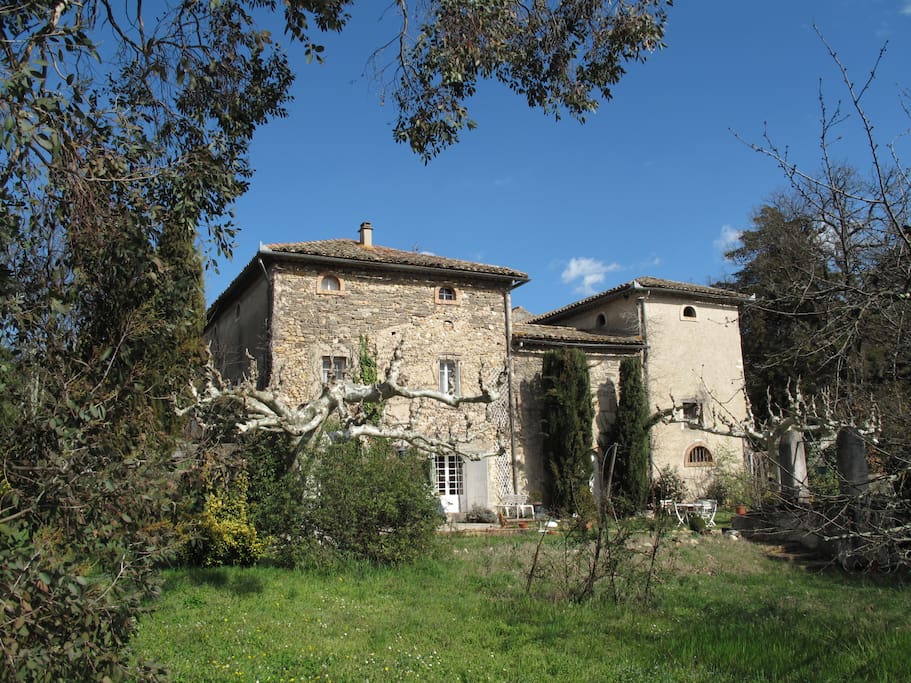 façade sud ouest avec terrasses et tables de jardin (la partie gauche est celle logeable pour les hotes)
