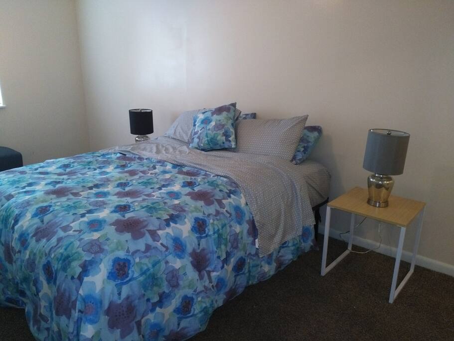 Bedroom with queen sized bed and lots of pillows