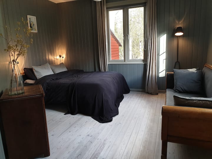 ห้องนอน 2 พร้อมเตียงควีนไซส์วิวป่าและหน้าบ้าน