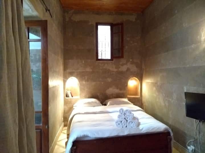 Dormitorio en la planta baja con ducha/bañera limpia, el inodoro, por otro lado, está en el pasillo.