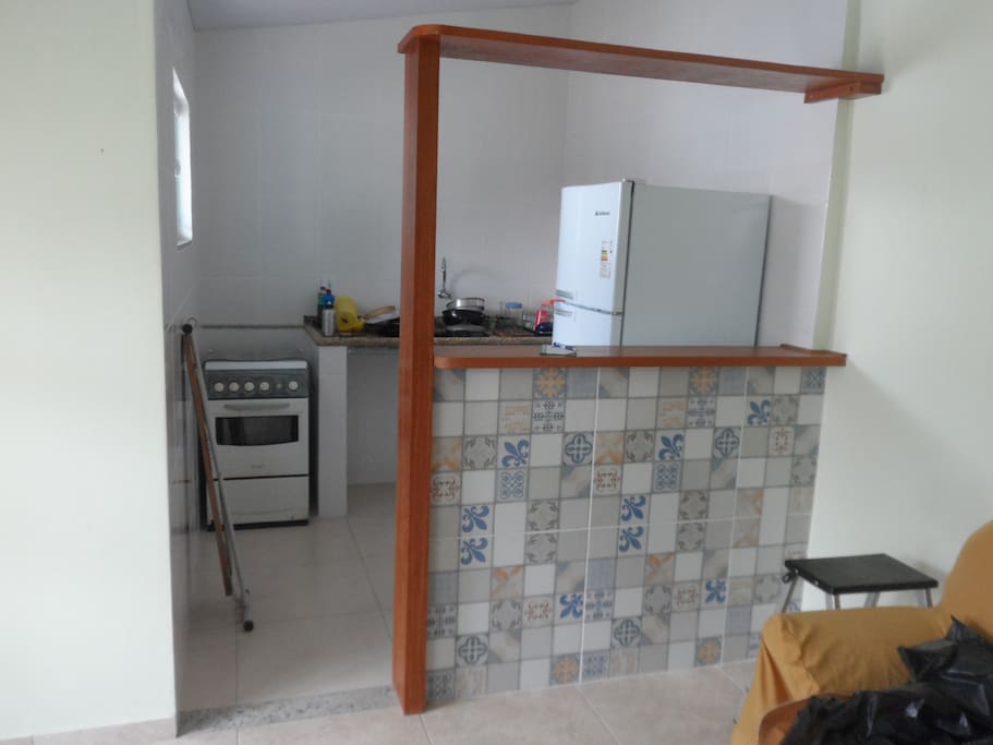 Cozinha americana com fogão geladeira e utensílios de cozinha