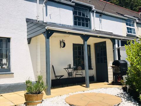 Cornish Cottage with Hot tub. 10mins to beach.