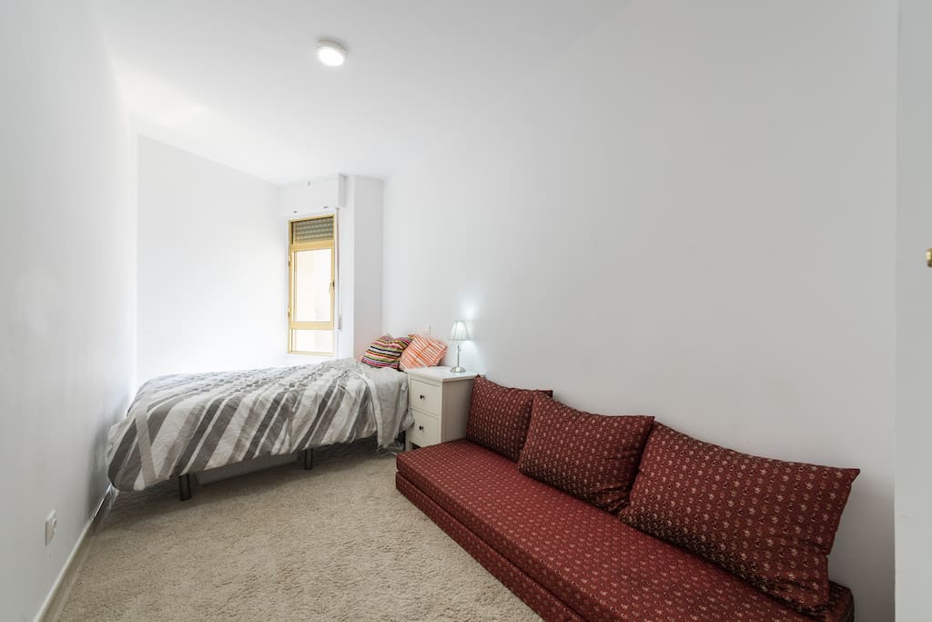 Chambre enfants avec lit et canapé