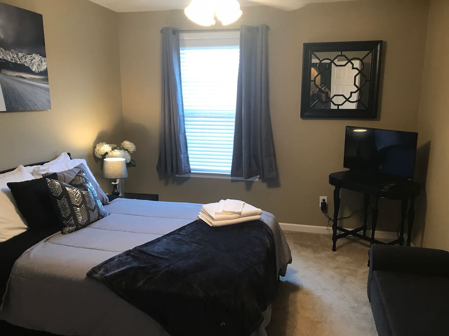 Bedroom 1: Full size guest bed, TV with cable