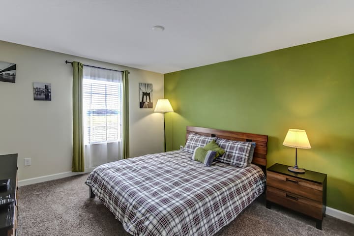 El cuarto dormitorio con una cama tamaño queen en el segundo piso.