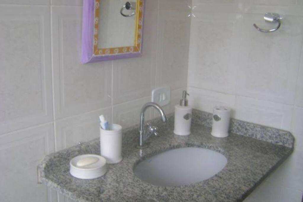 Banheiro com box e secador