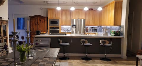 Fabulous B&B Host prepare free large brkfast daily