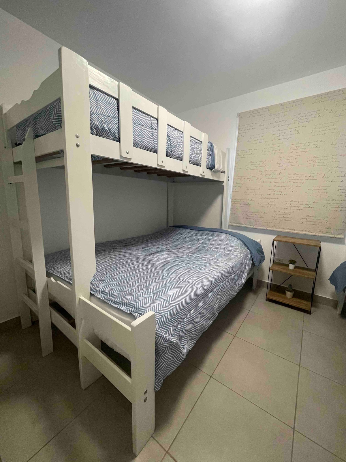 ห้องนอนที่ 2 มีเตียงสองชั้นแบบผสม (สองที่และหนึ่งที่) และเตียงสองชั้นที่มีหนึ่งที่ มีตู้เสื้อผ้า