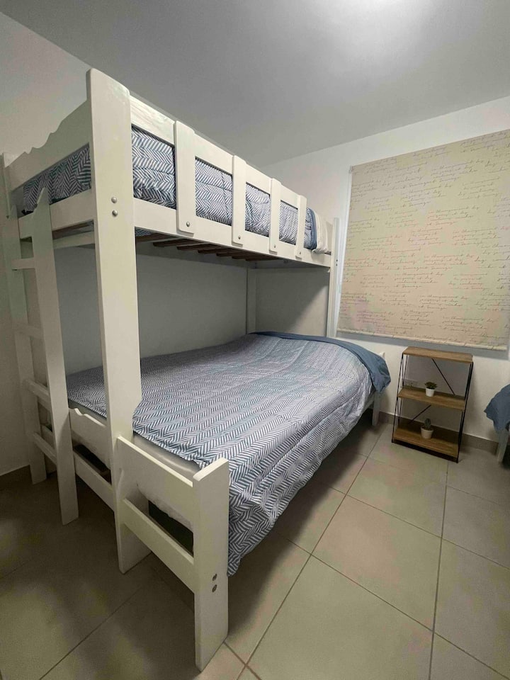 Segundo dormitorio con un camarote mixto (dos plazas y una plaza) y un camarote de una plaza, cuenta con closet