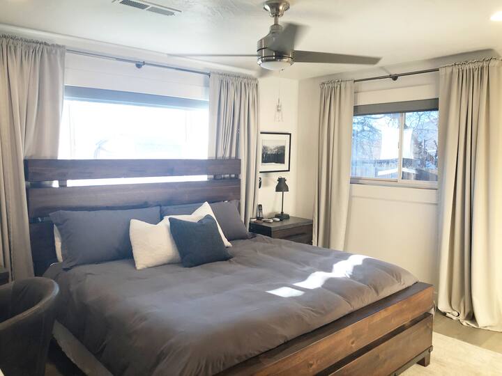 „Posteľ bola pohodlná.“ Primárna izba s pripojenou kúpeľňou.