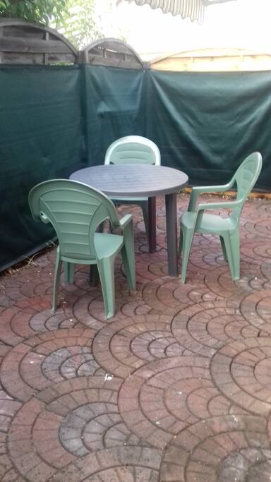 SYMPATIQUE TERRASSE PRIVEE CLOTUREE