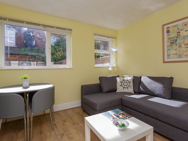 Stopover at Lowcay Apartment, cosy with parking Apartments for Rent